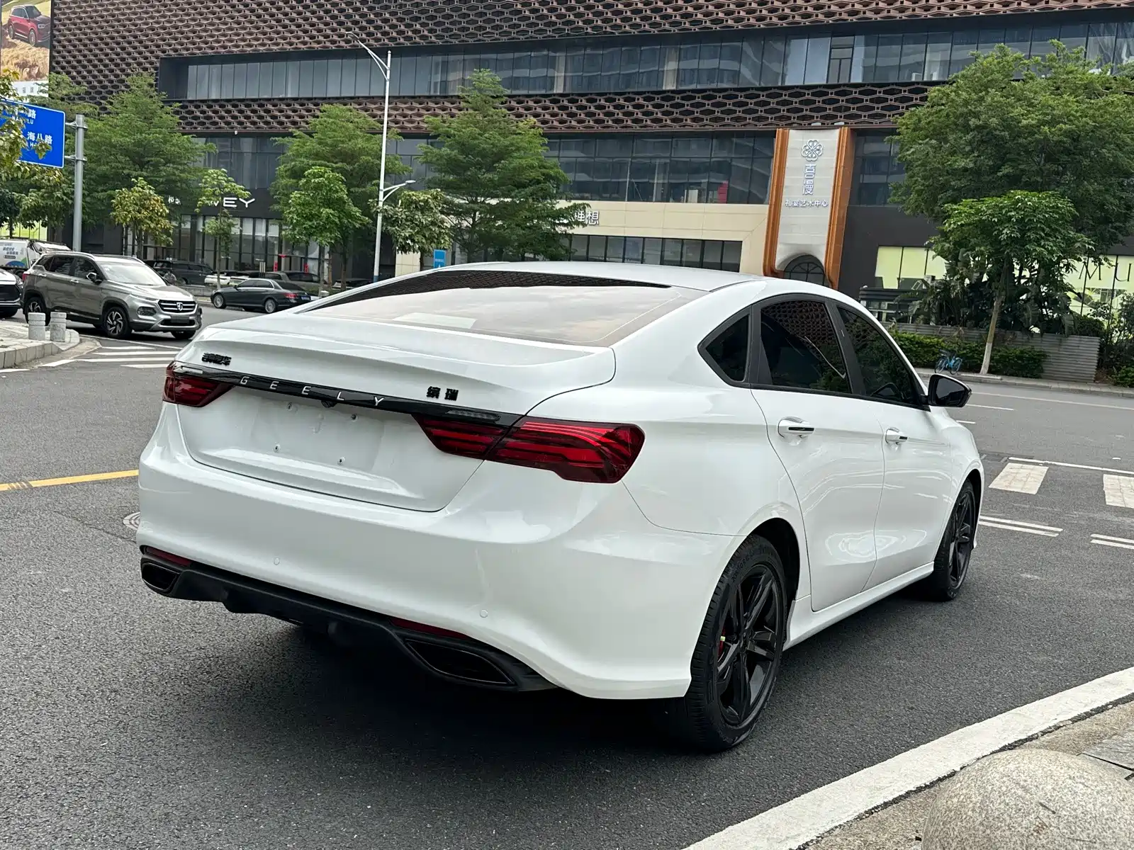 Фото 16 - Geely Binrui