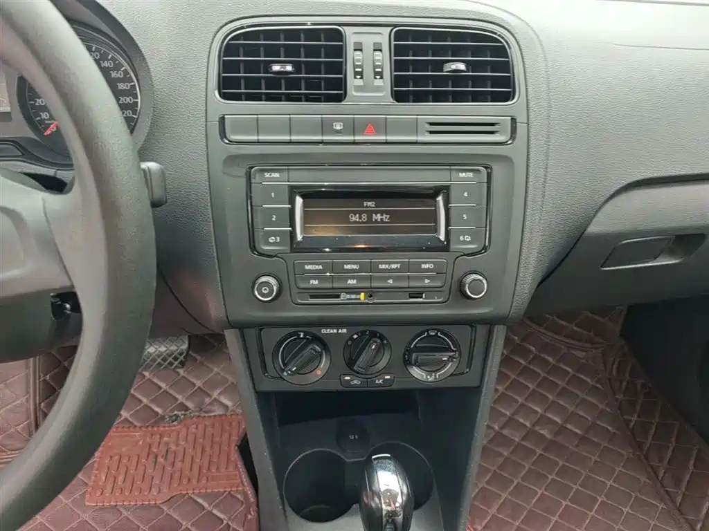 Volkswagen Polo 2016 1.4L Automatic Trend фото 13