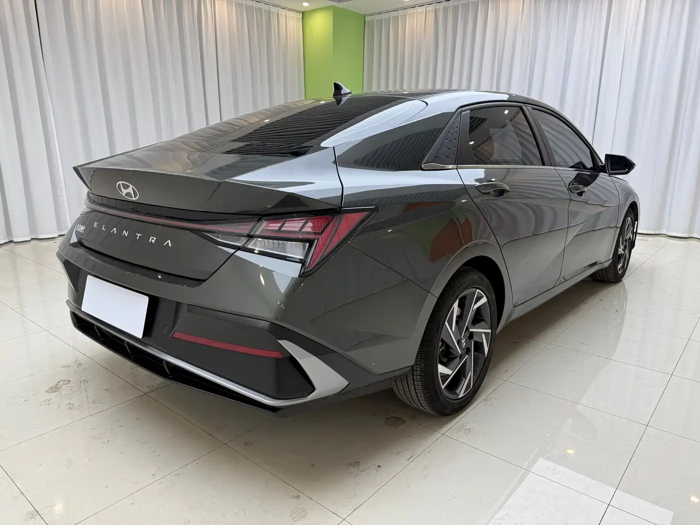 Hyundai Elantra 2023 Model 1.5L CVT LUX Premium Edition фото 4