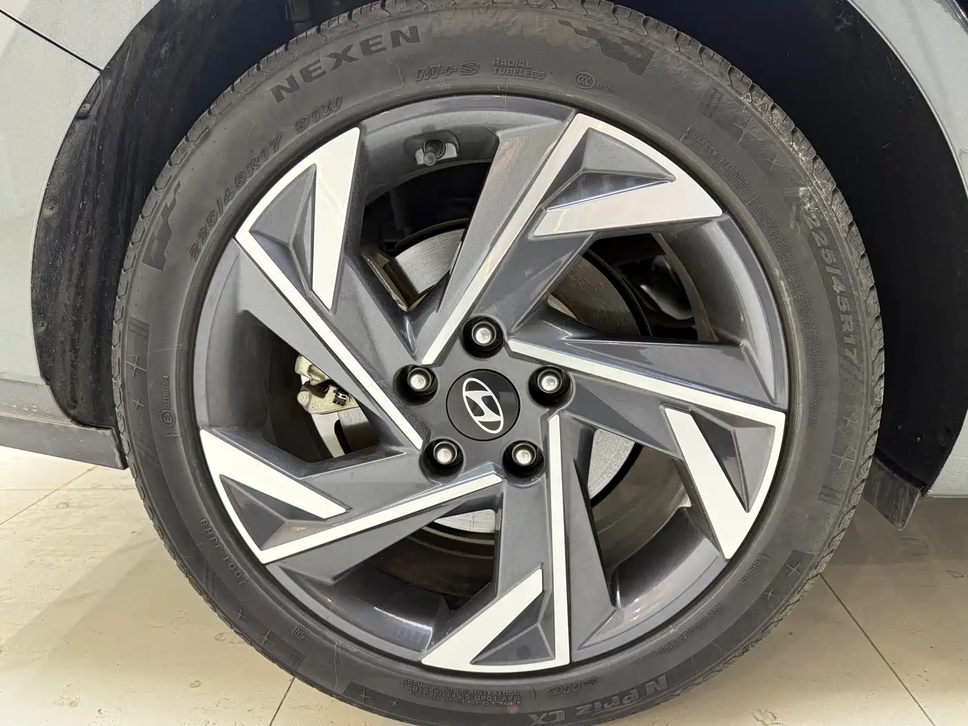 Hyundai Elantra 2023 Model 1.5L CVT LUX Premium Edition фото 18