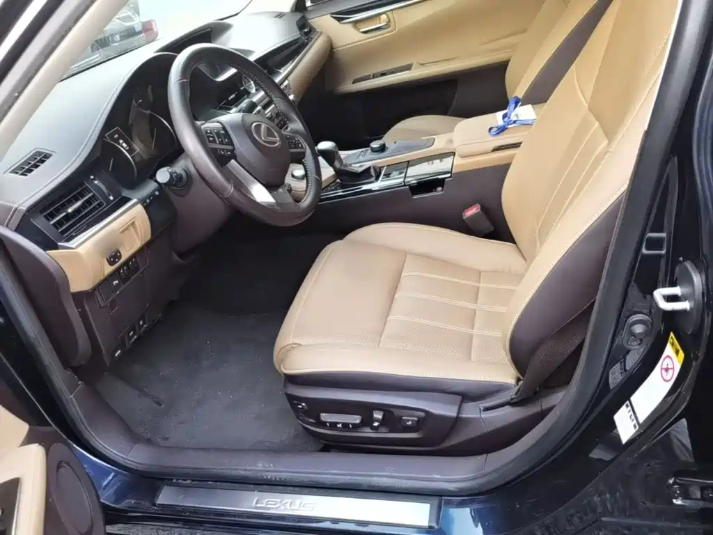 Фото 15 - Lexus ES