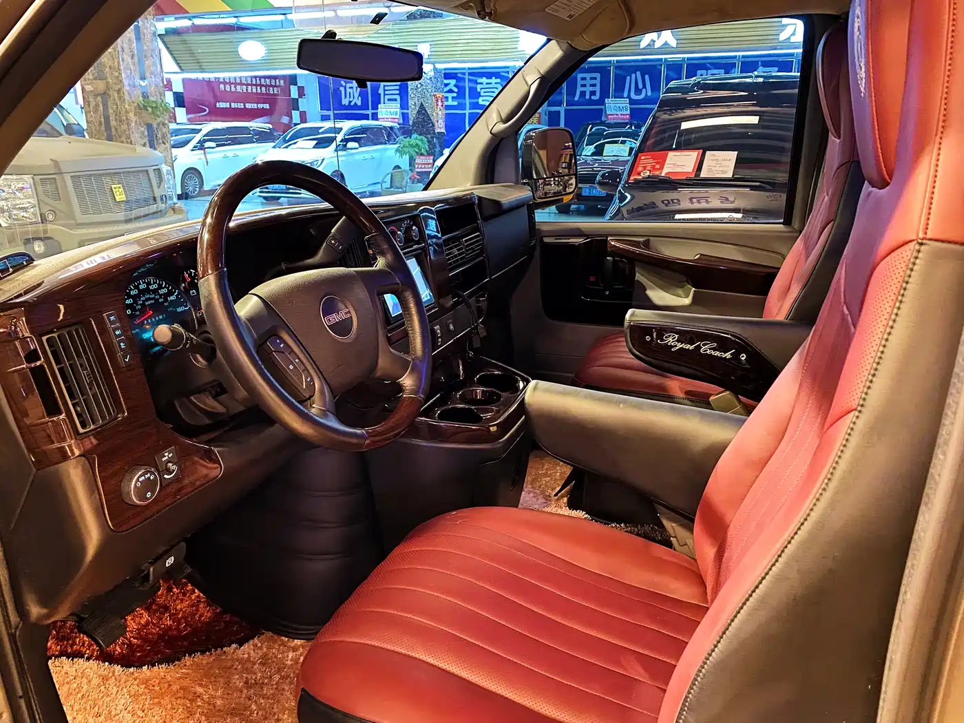 GMC Savana 2015 6.0L G600L Elegance Edition фото 24
