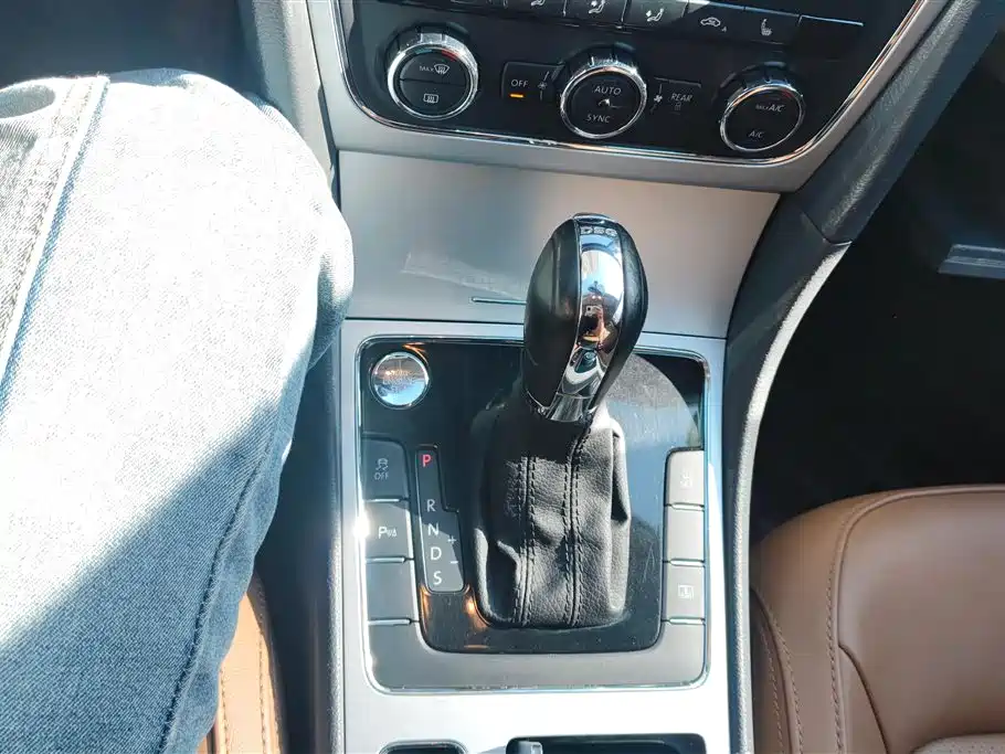 Volkswagen Passat 2014 1.8TSI DSG Executive Edition фото 16