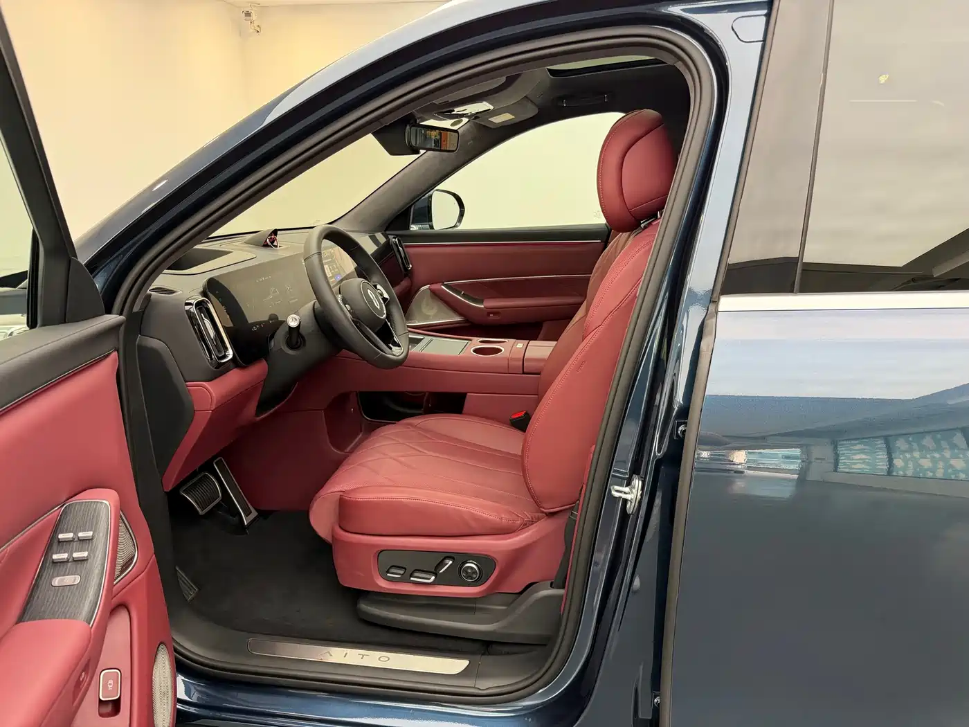 AITO Wenjie AITO M8 2025 Model Extended Range Ultra Edition 53.4kWh 5-Seater фото 15