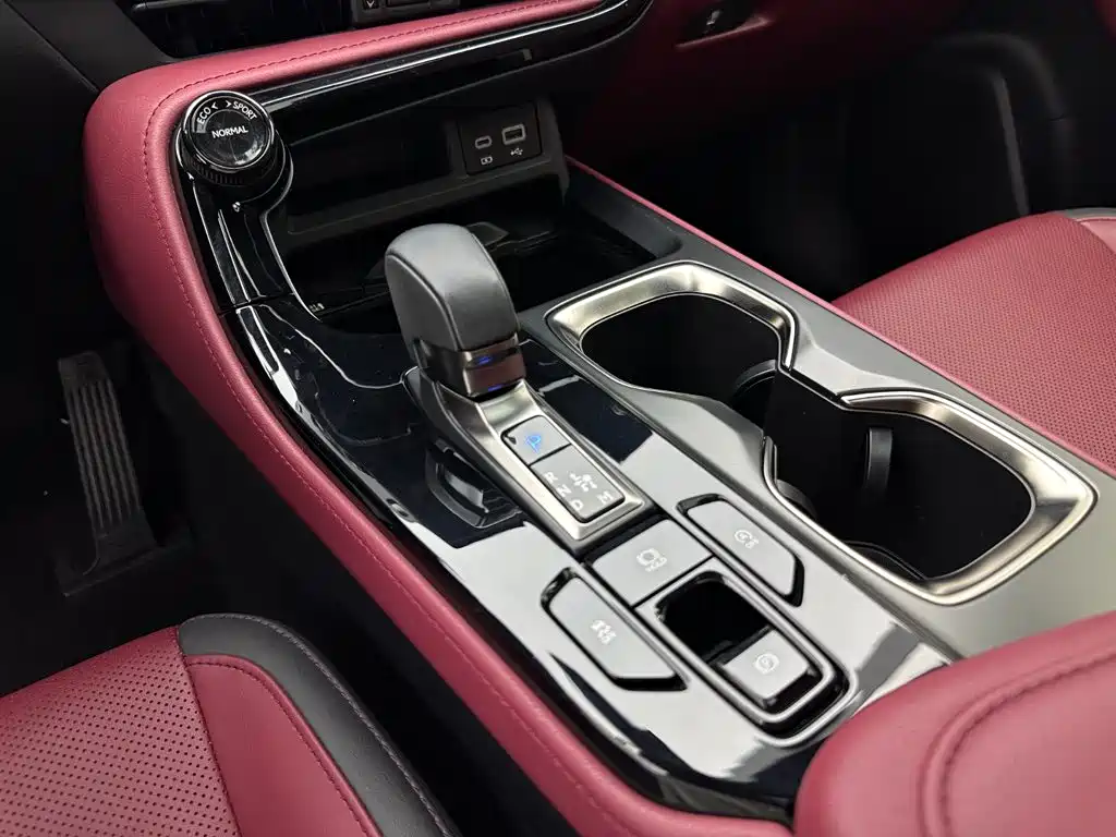 Фото 12 - Lexus NX