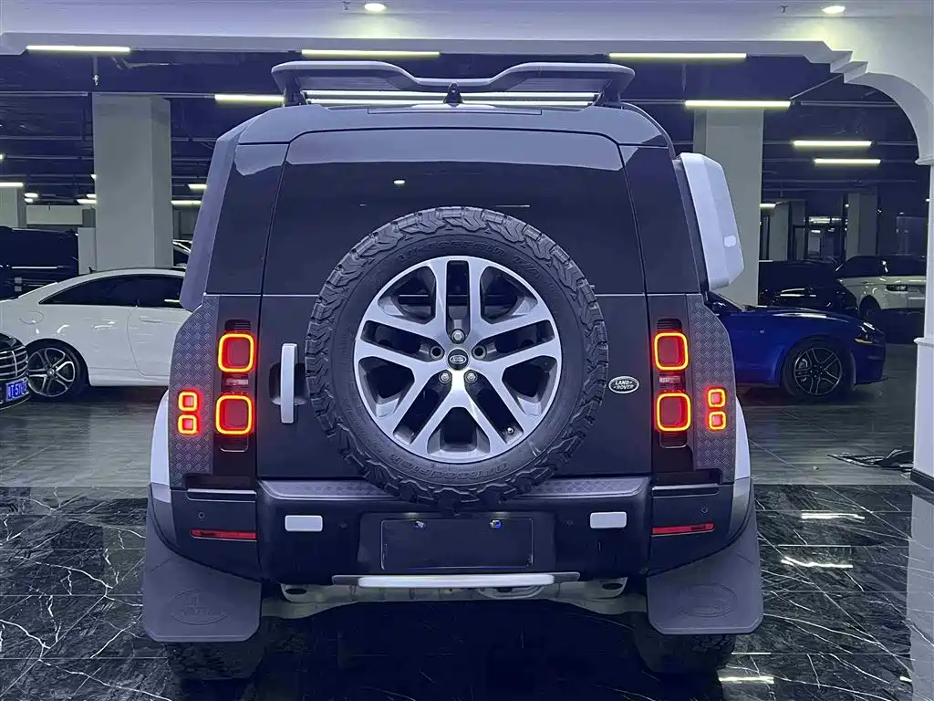 Land Rover Defender 2021 110 P400 Dark Special Edition фото 24