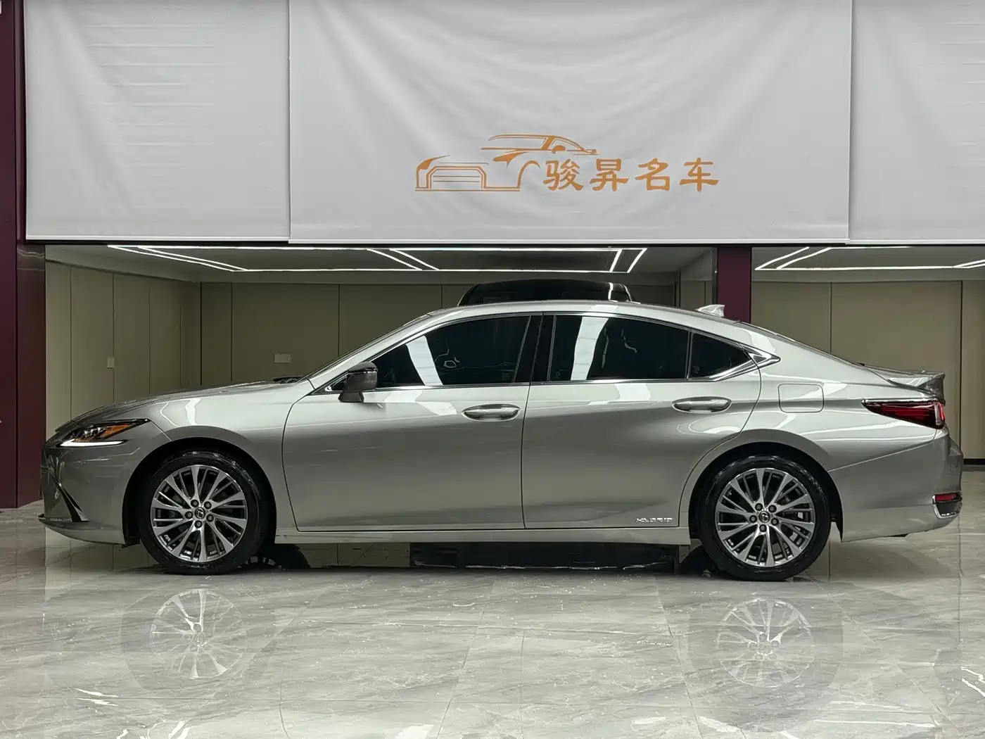 Фото 8 - Lexus ES