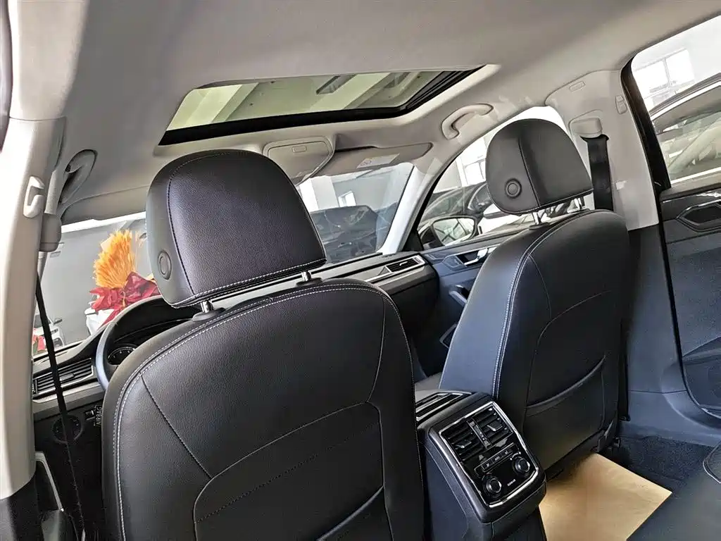 Volkswagen Passat 2016 330TSI DSG Executive Edition фото 9