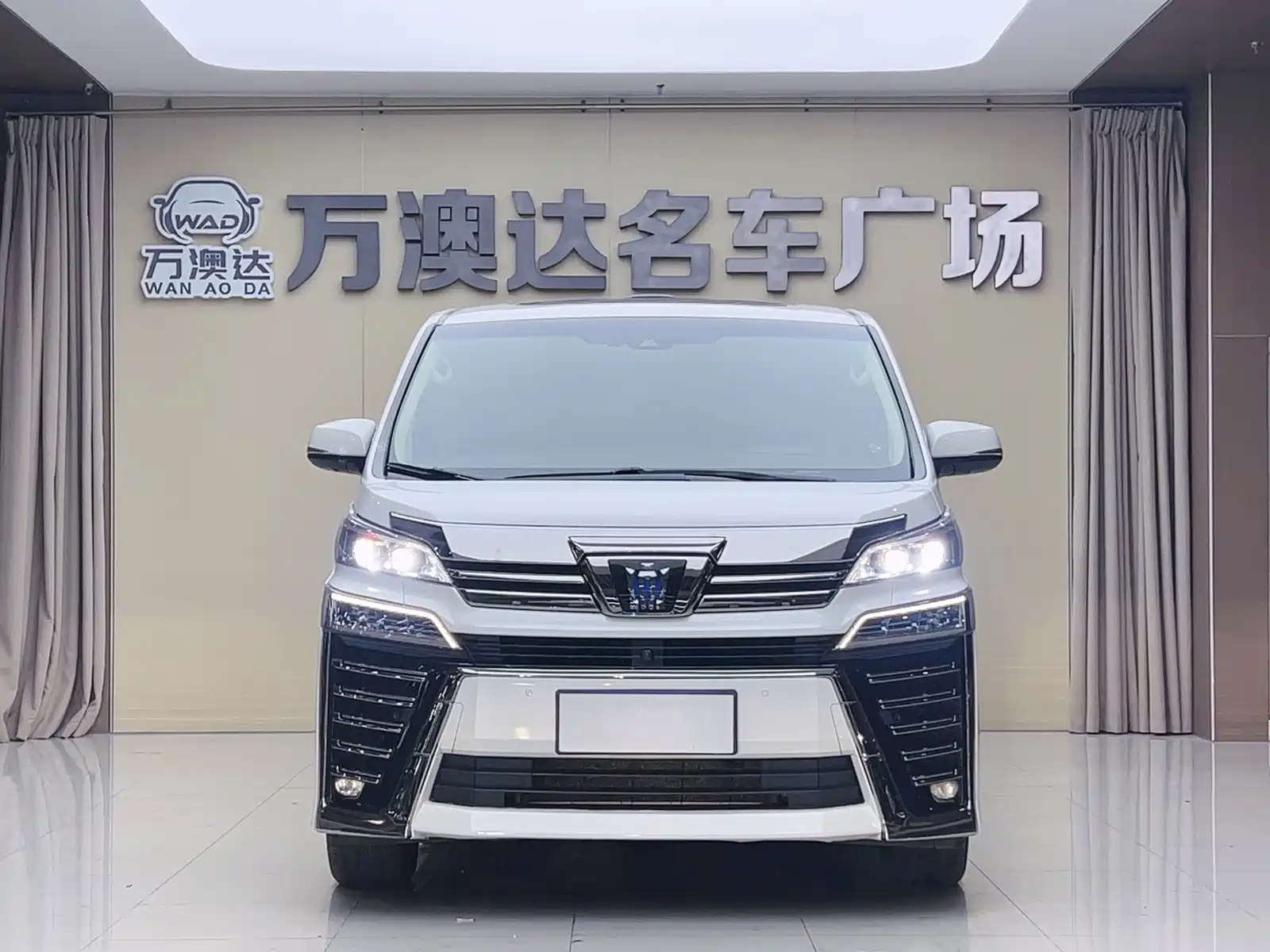 Фото 2 - Toyota Vellfire