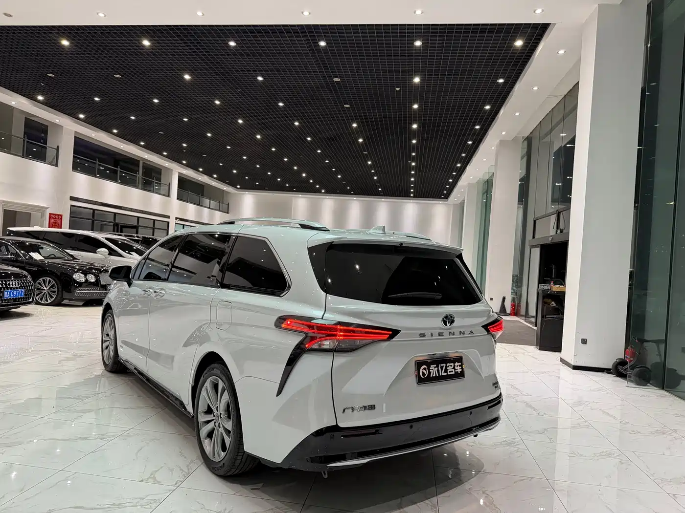 Toyota Sienna 2024 2.5L Hybrid Comfort Edition фото 12