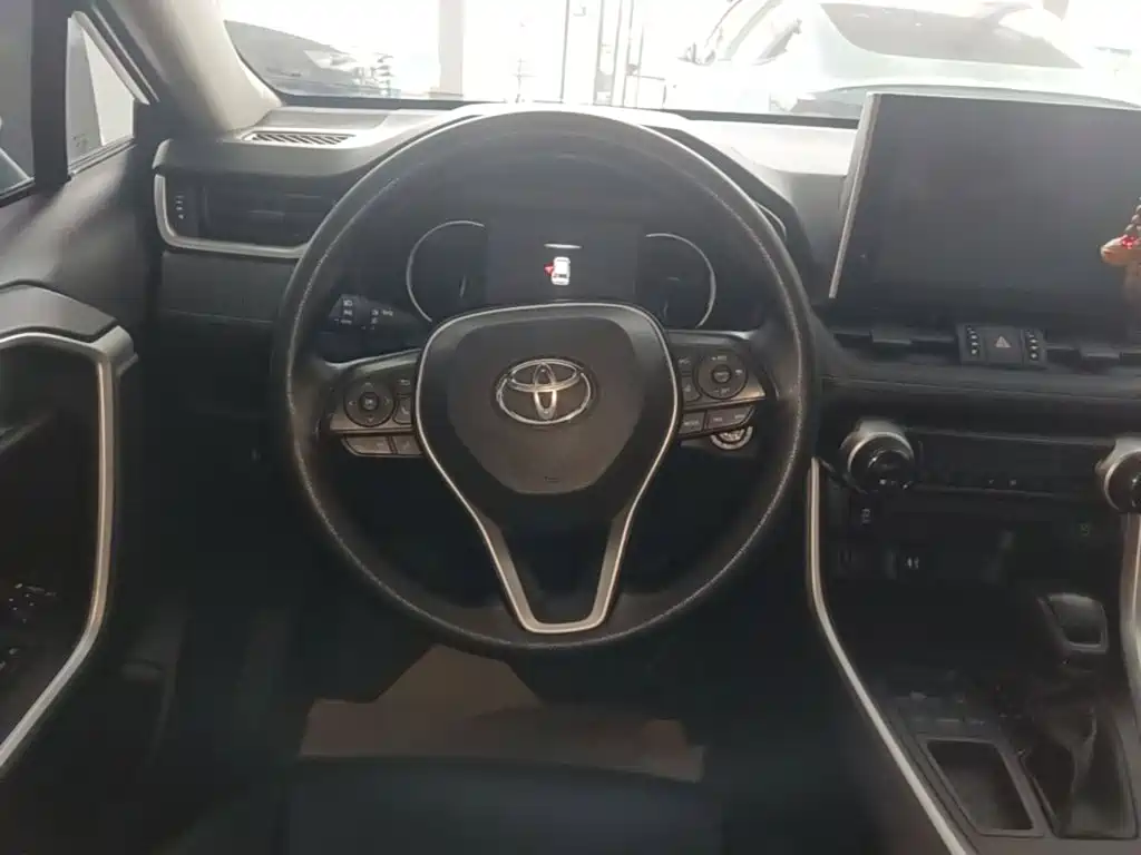 Фото 11 - Toyota RAV4
