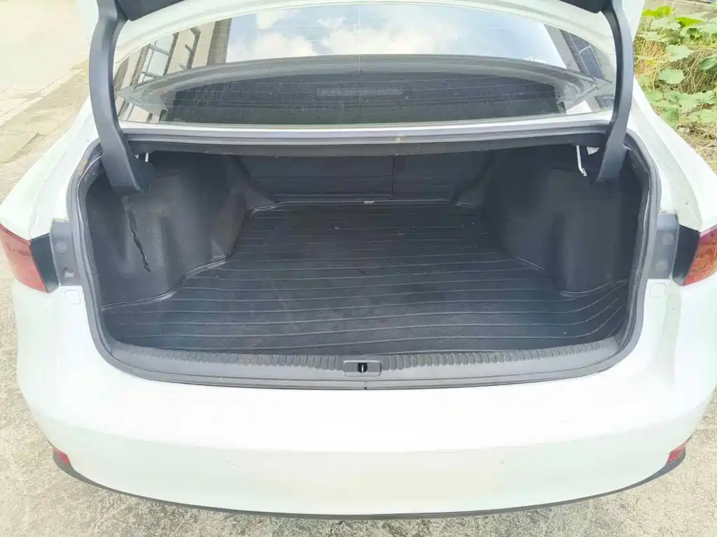 Фото 5 - Lexus IS