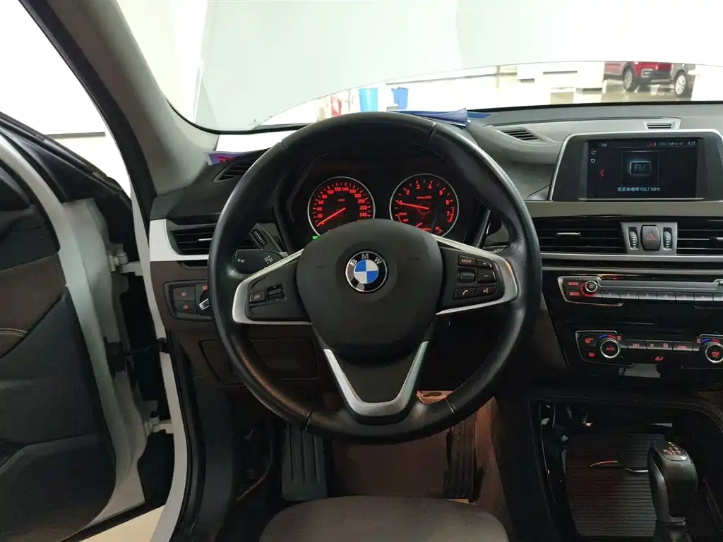 BMW X1 2018 sDrive18Li Premium Model фото 7