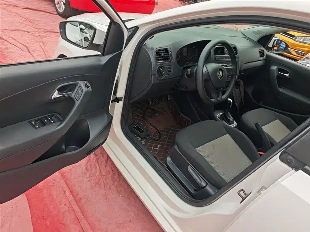 Volkswagen Polo 2016 1.4L Automatic Trend фото 16