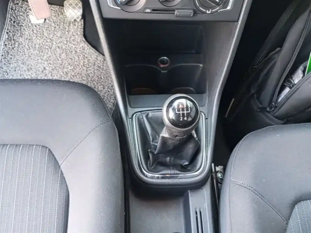 Volkswagen Jetta 2015 1.6L Manual Comfort фото 14