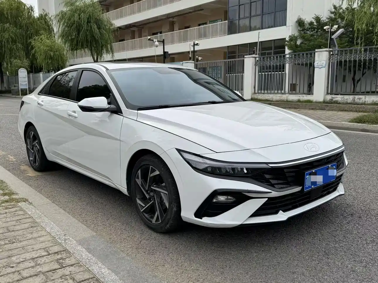 Hyundai Elantra 2023 1.5L CVT GLS Premium фото 3