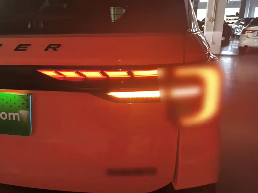 Фото 8 - Ford Explorer