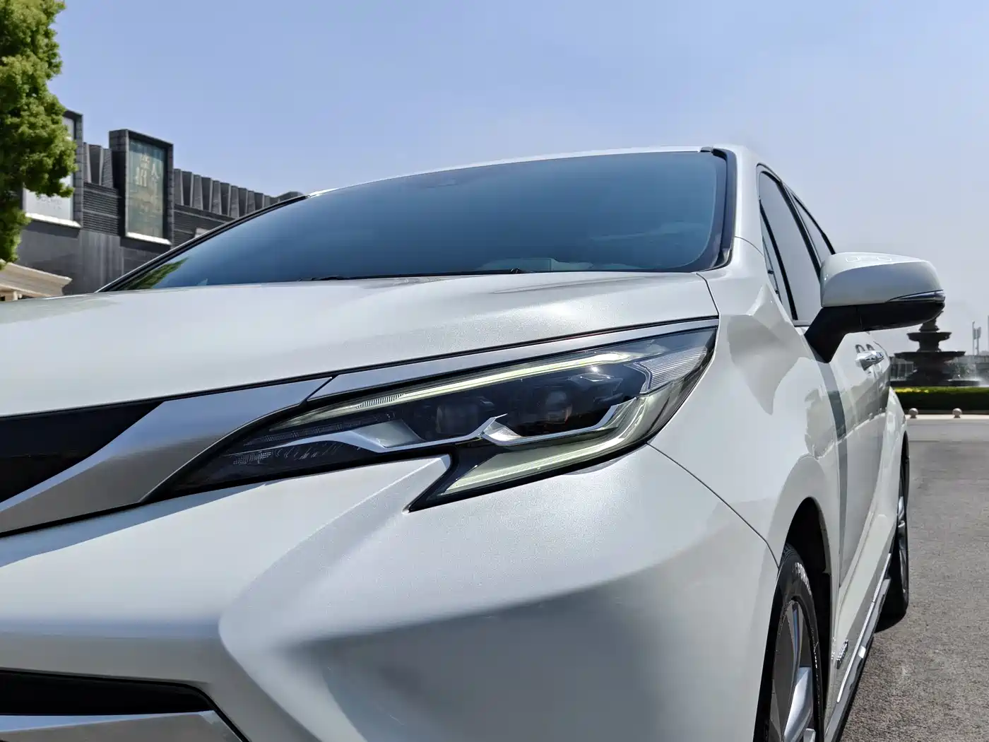Toyota Sienna 2023 2.5L Hybrid Platinum Edition фото 6