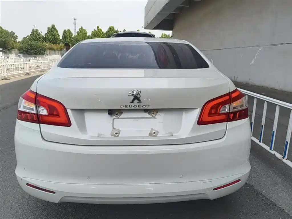 Peugeot 408 2014 1.8L Automatic Luxury Edition фото 6