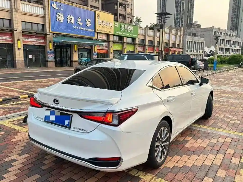 Фото 3 - Lexus ES