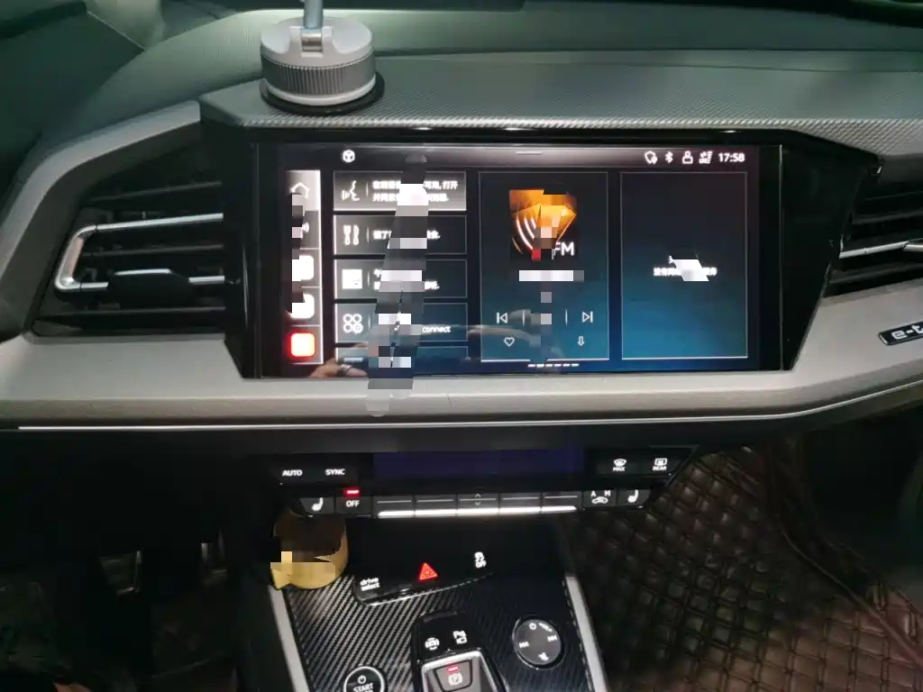 Photo 9 - Audi Q5 e-tron