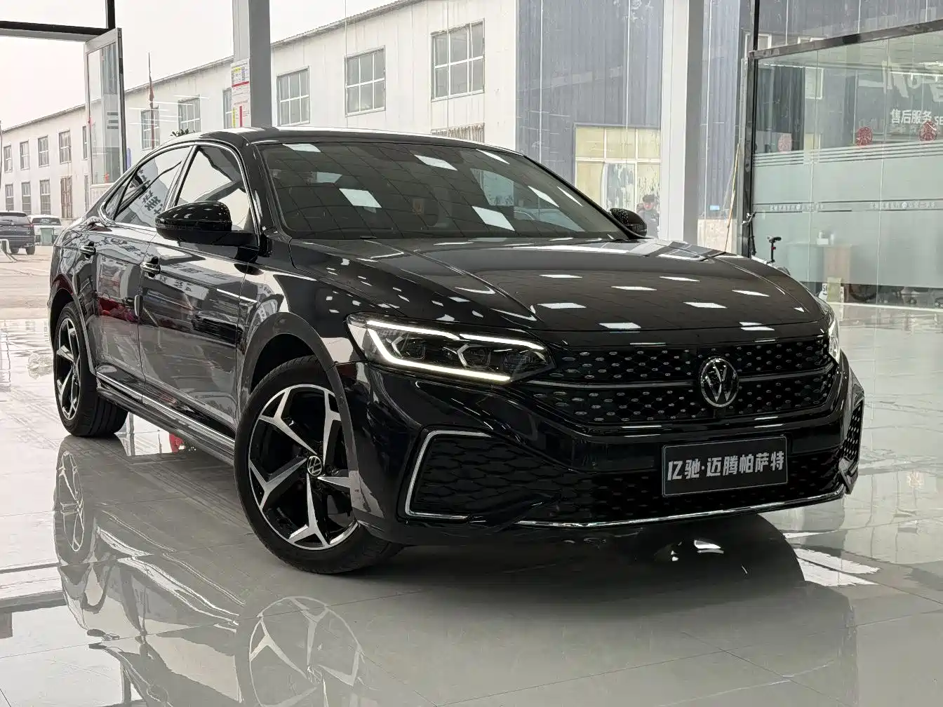 Volkswagen Passat 2024 380TSI Starlight Dragon Glory Edition фото 3