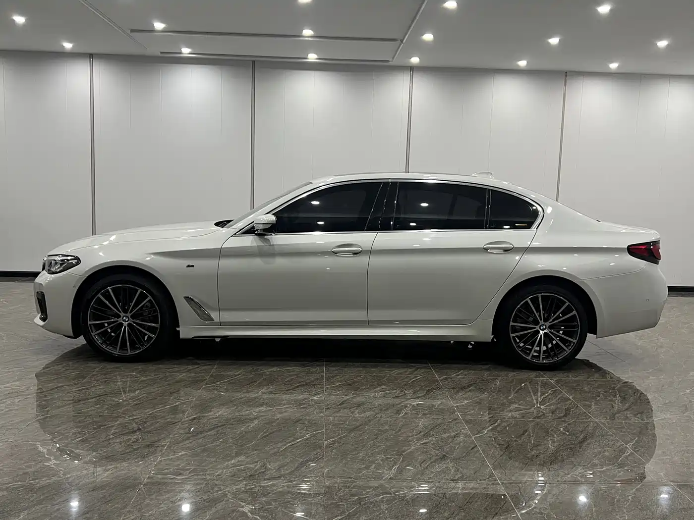 BMW 5 Series 2021 530Li Leading M Sport Package фото 3
