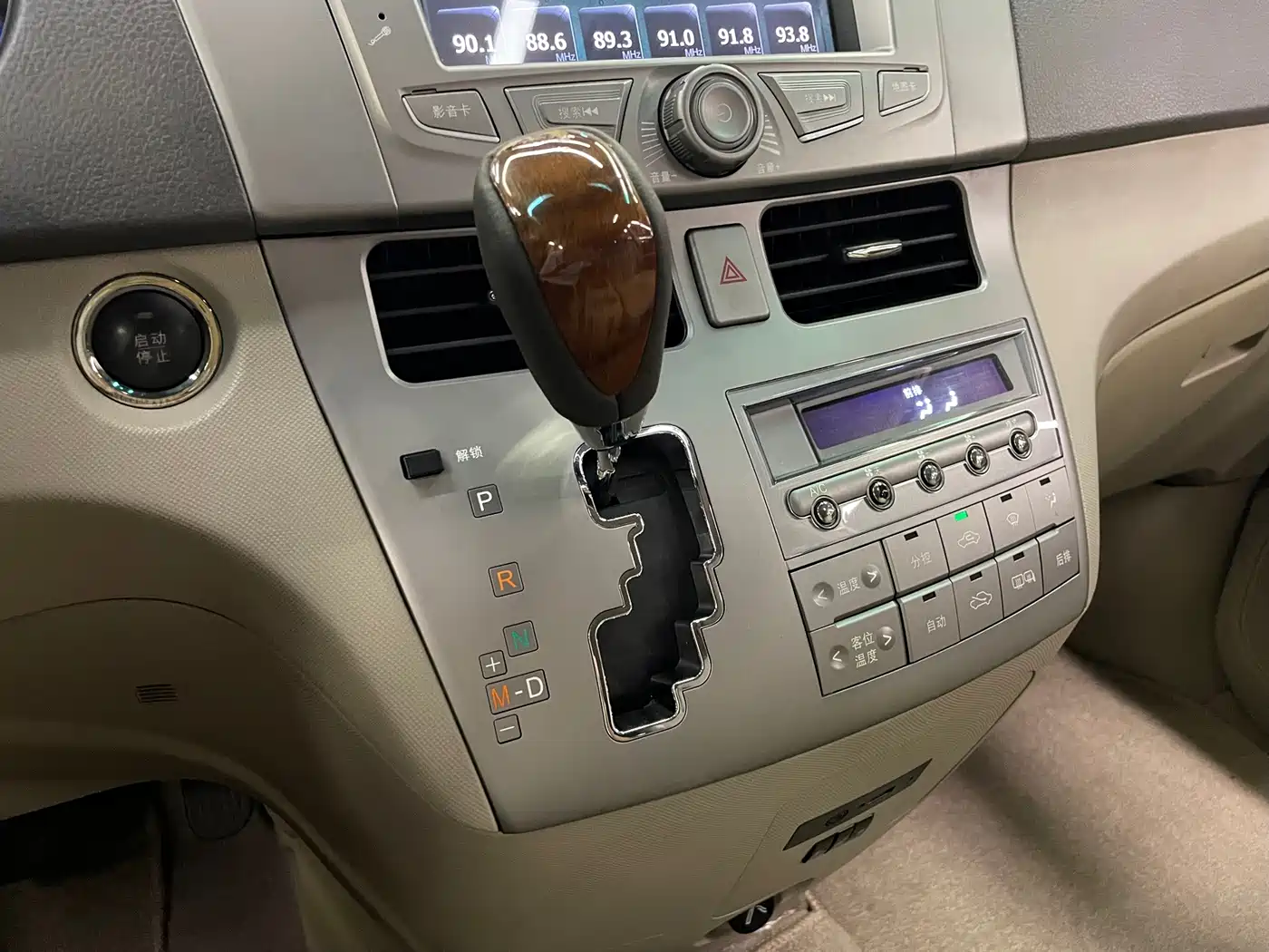 BYD M6 2014 2013 2.4L Automatic Premium