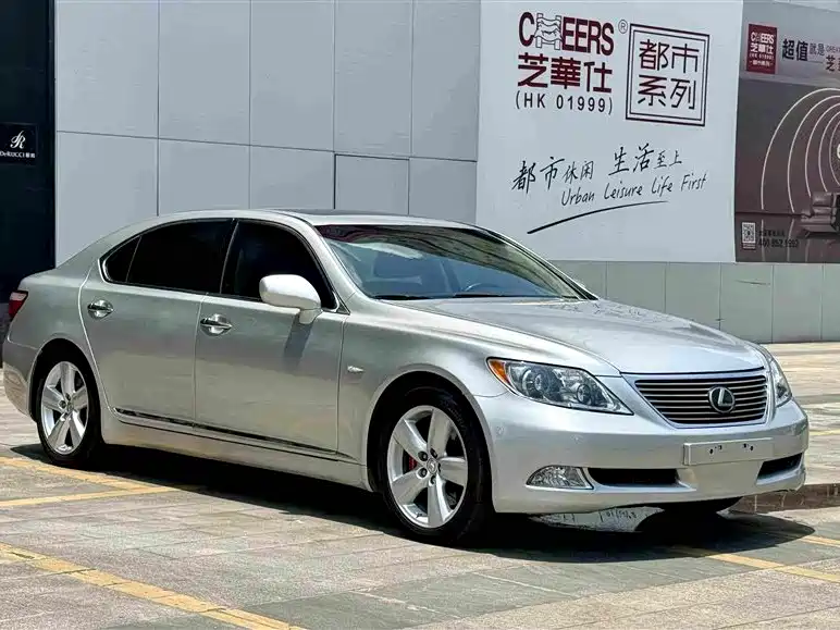 Photo 3 - Lexus LS