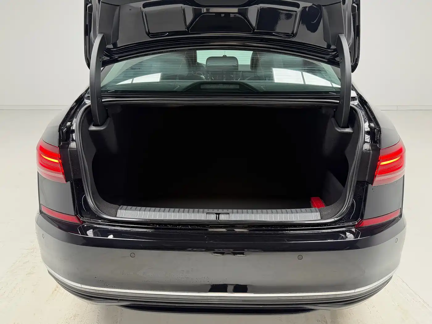 Volkswagen Passat 2025 Outstanding 330TSI Starlight Elite Edition фото 11