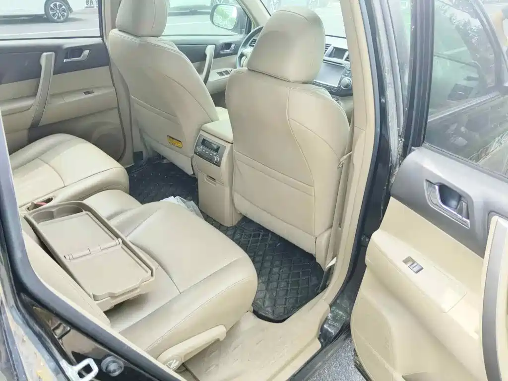 Photo 11 - Toyota Highlander