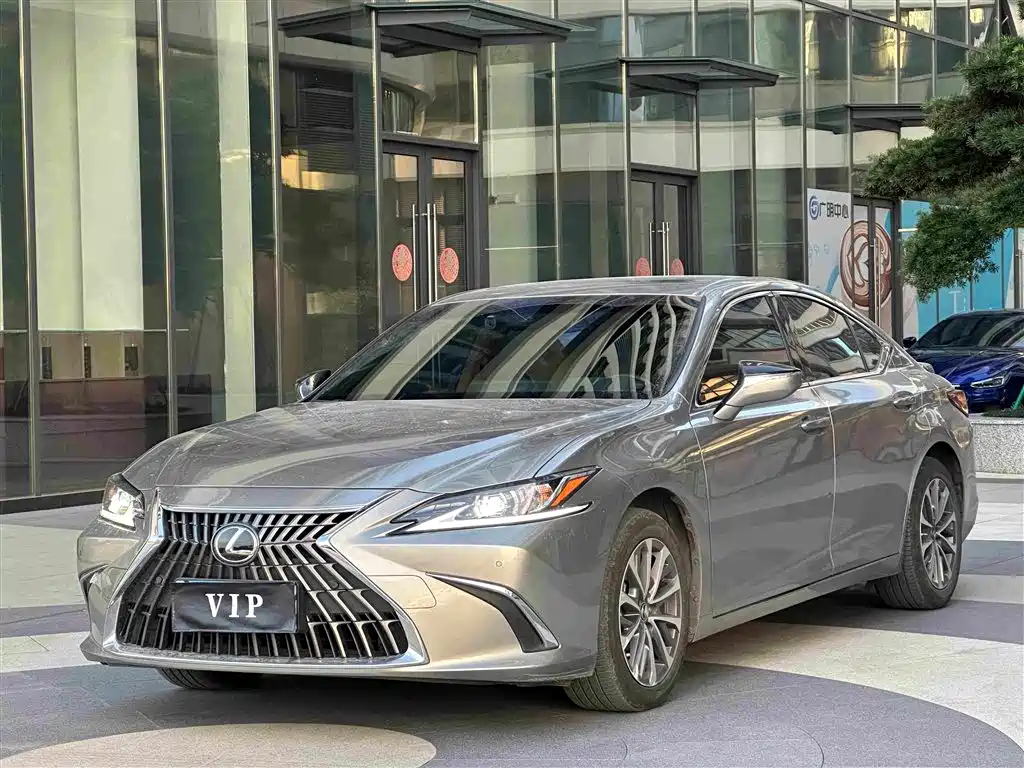 Фото 1 - Lexus ES