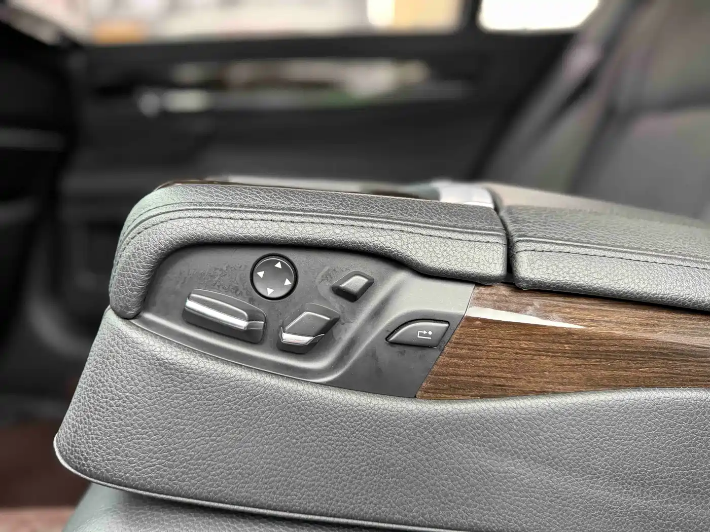 BMW 7 Series 2009 740Li Premium фото 7