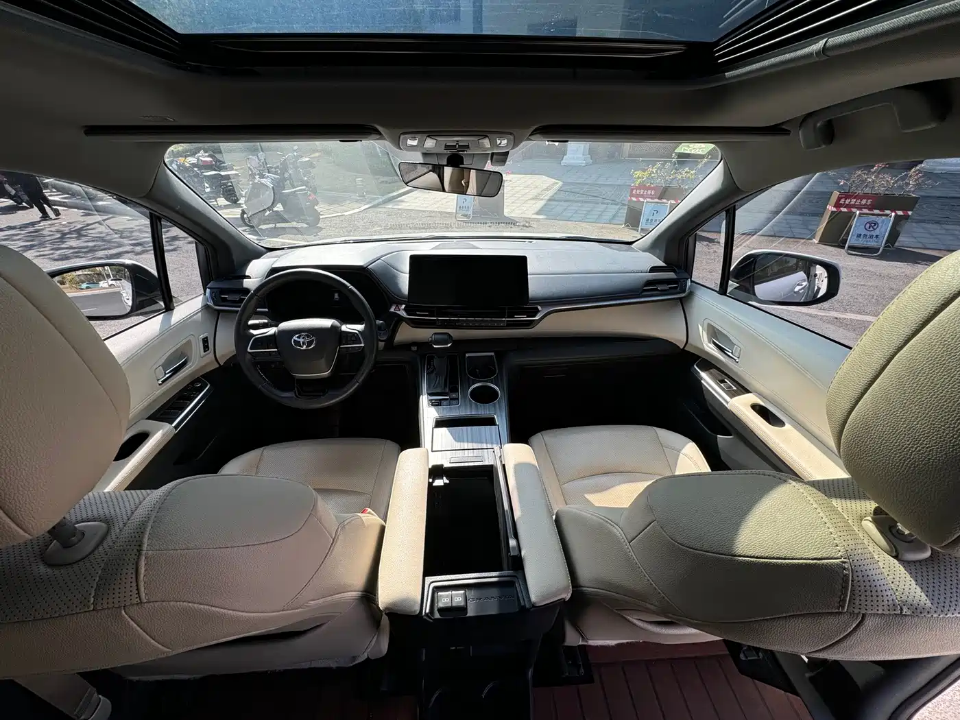 Toyota Granvia 2023 2022 2.5L Hybrid Noble Edition
