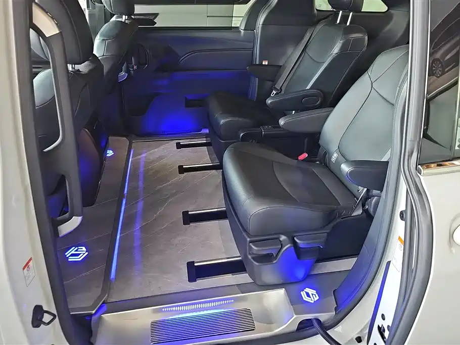 Toyota Granvia 2024 2.5L Hybrid Premium PLUS 4WD Edition фото 11