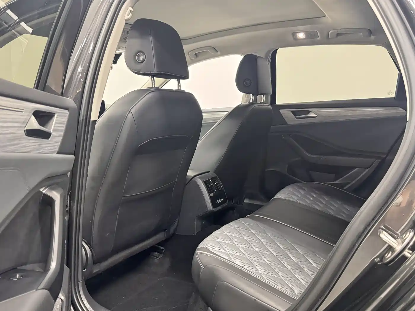 Volkswagen Sagitar 2024 300TSI DSG Surpass Edition фото 15