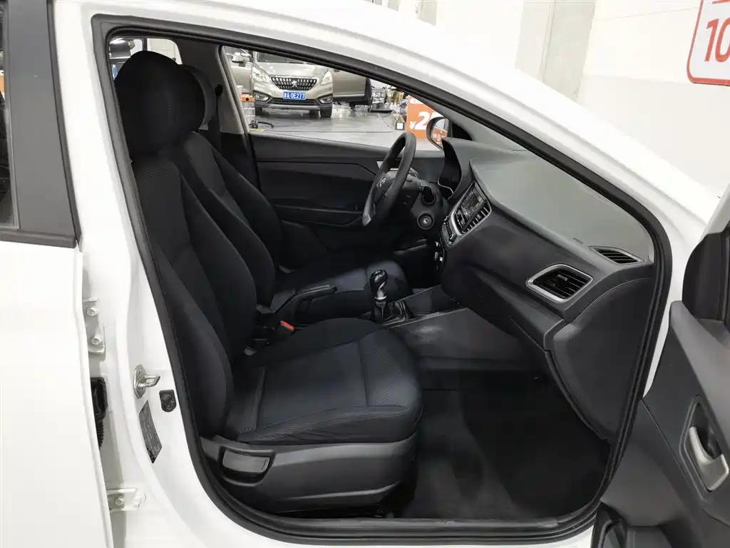 Hyundai Verna 2016 1.4L Manual Cool Edition GLS фото 23