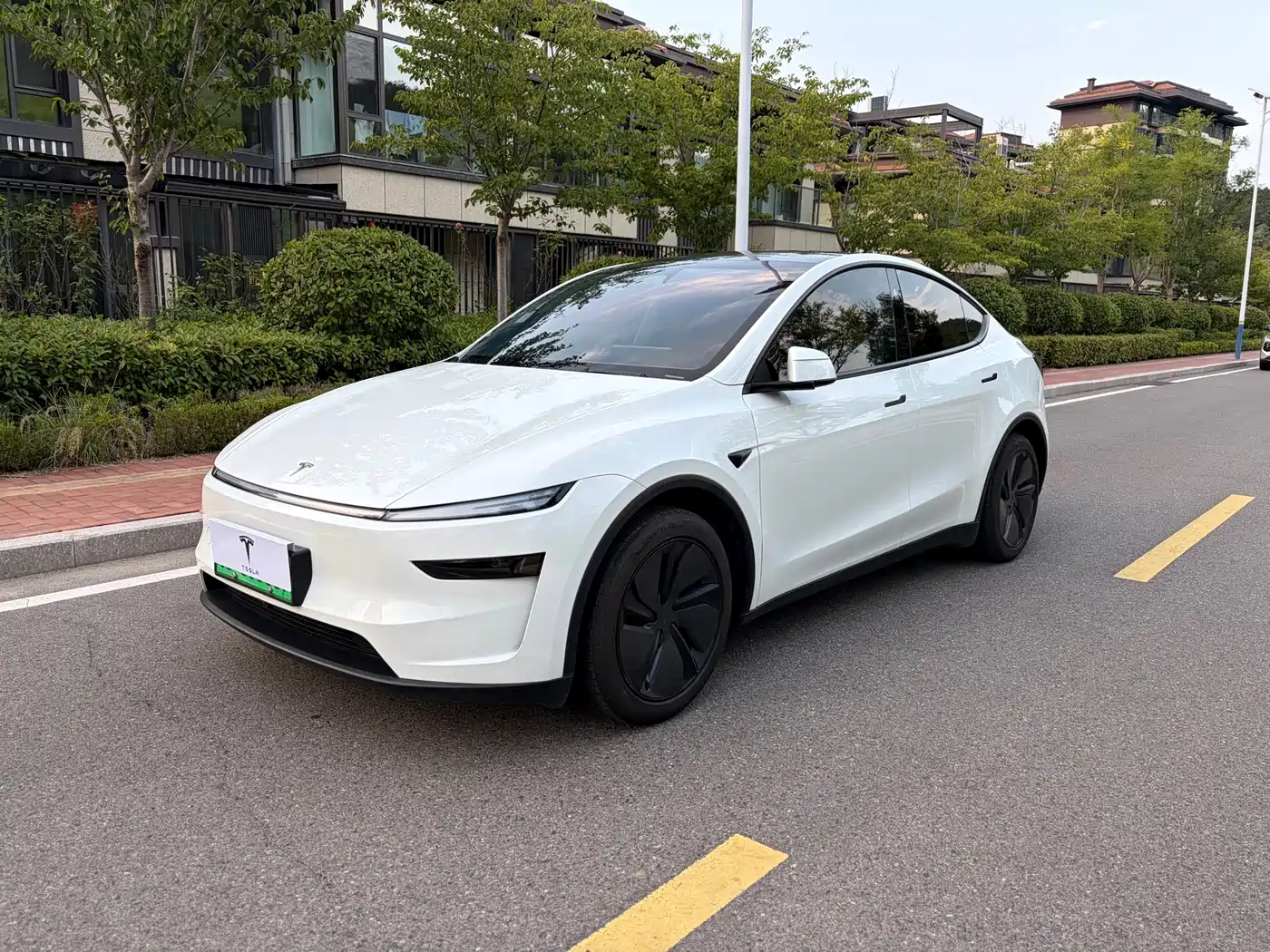 Tesla Model Y 2025