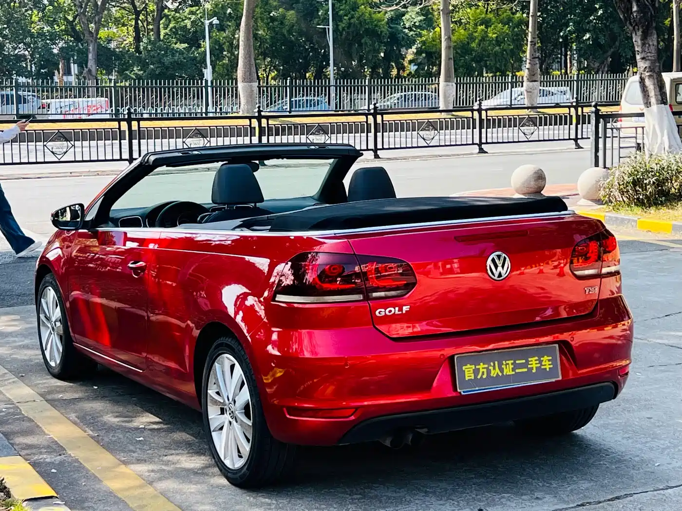 Volkswagen Golf (Import) 2012 1.4TSI Luxury Convertible Edition фото 12