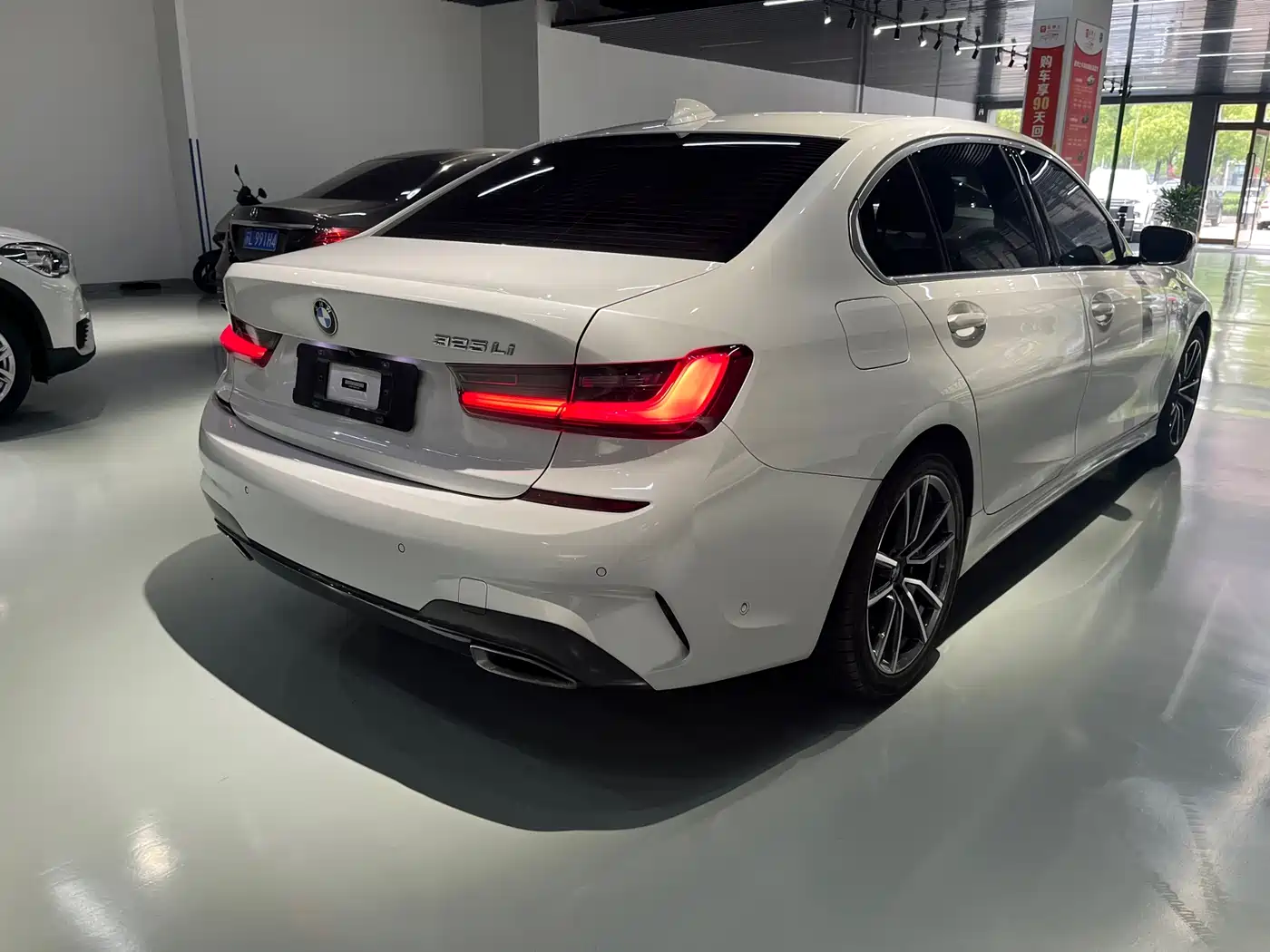 BMW 3 Series 2021 325Li M Sport Package фото 7
