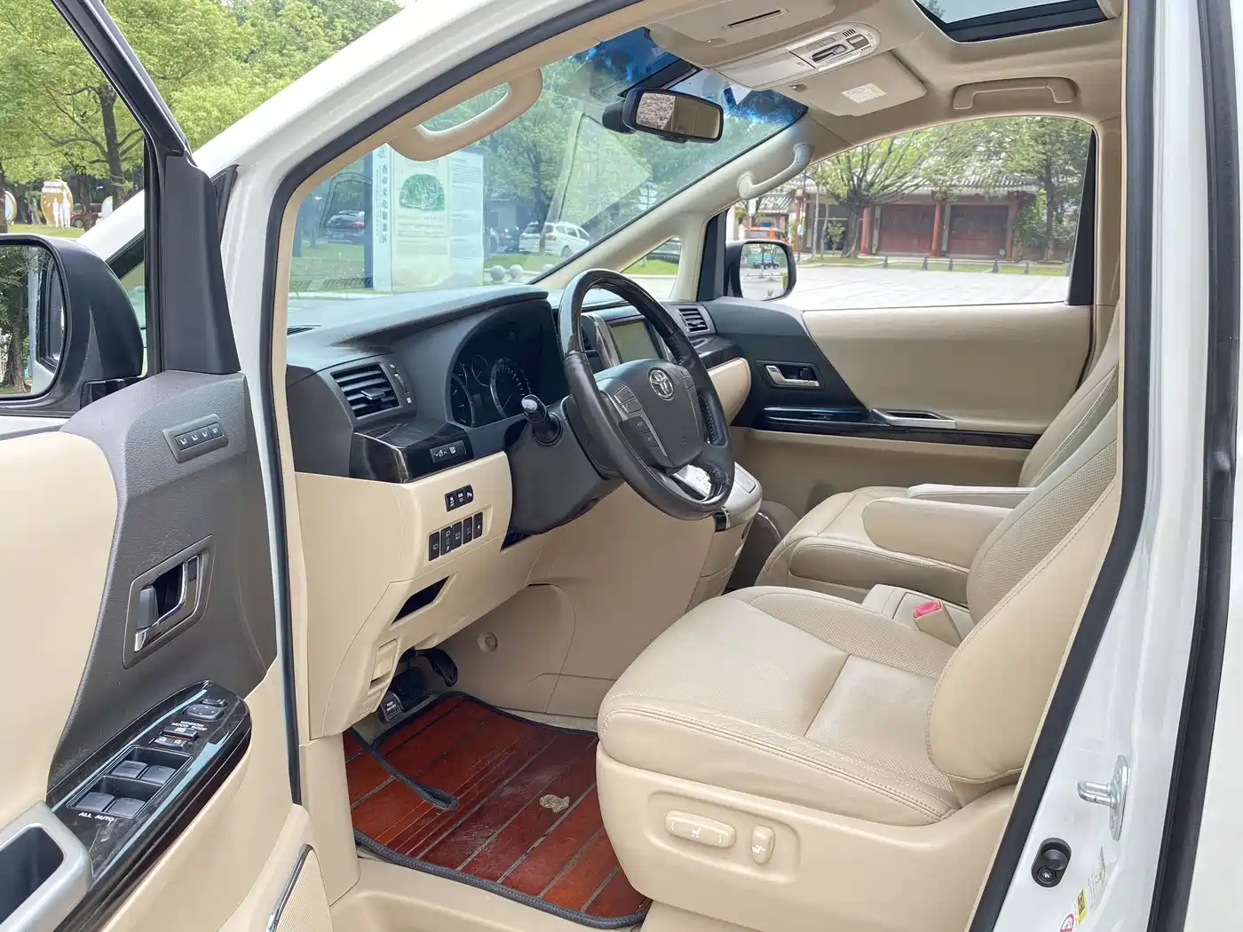 Toyota Alphard 2011 3.5L Luxury Edition фото 4
