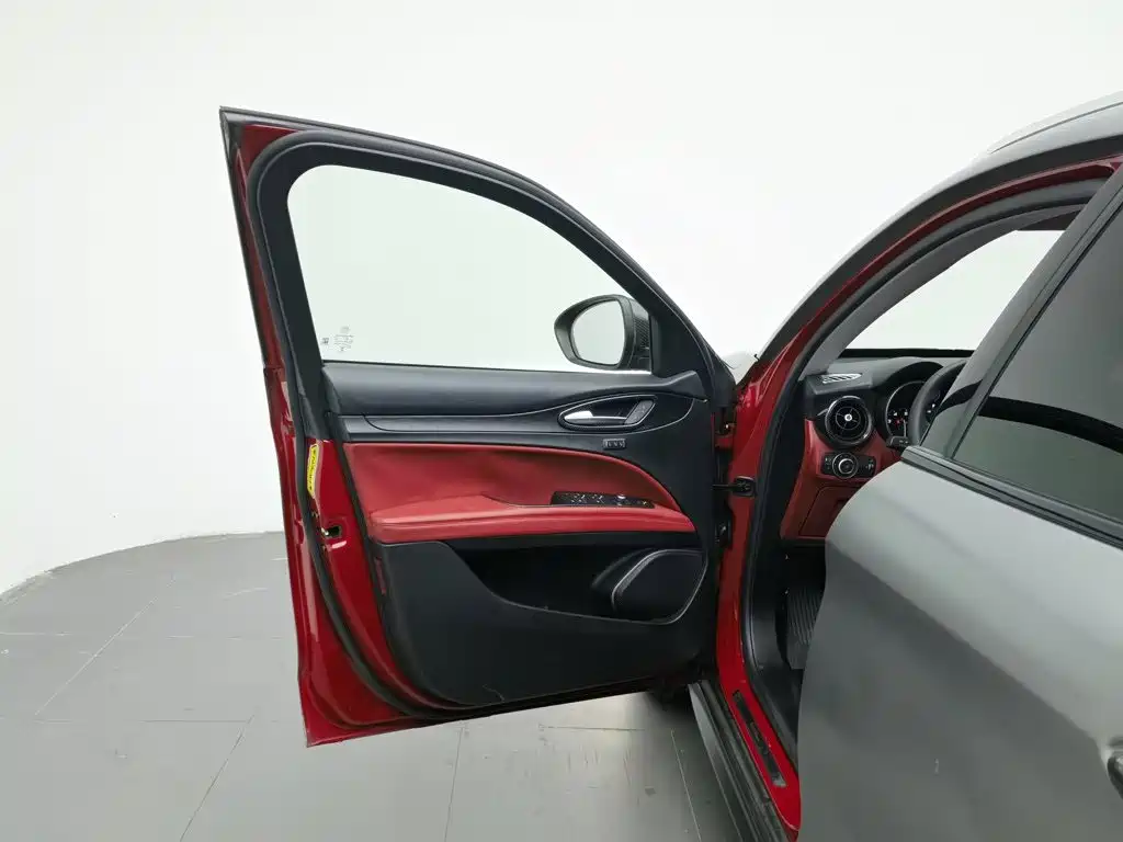 Alfa Romeo Stelvio 2019 2017 2.0T 200HP Luxury Edition