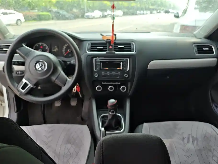 Volkswagen Sagitar 2014 Facelift 1.6L Manual Leading Version фото 12