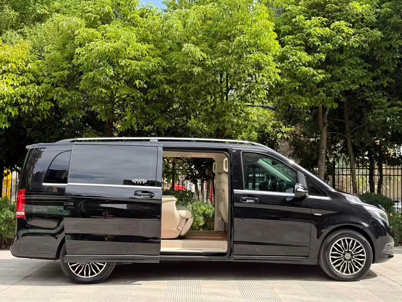 Mercedes-Benz V-Class 2018 V 260 L Premium Long Wheelbase Edition China VI фото 43