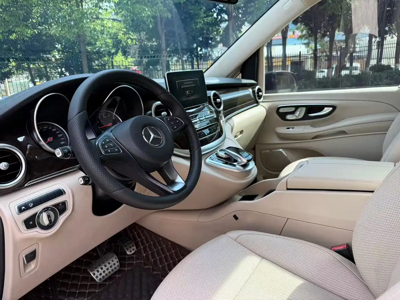 Mercedes-Benz V-Class 2018 V 260 L Premium Long Wheelbase Edition China VI фото 31