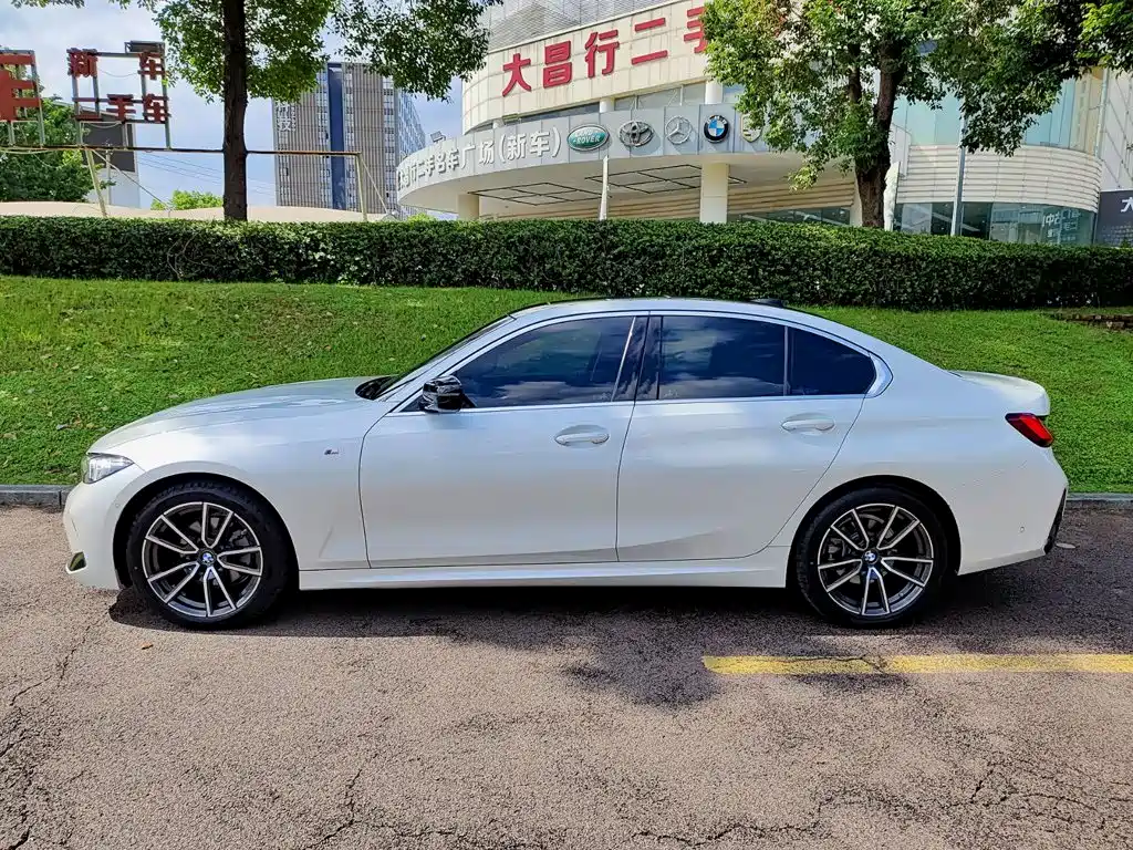 Photo 3 - BMW 3 Series