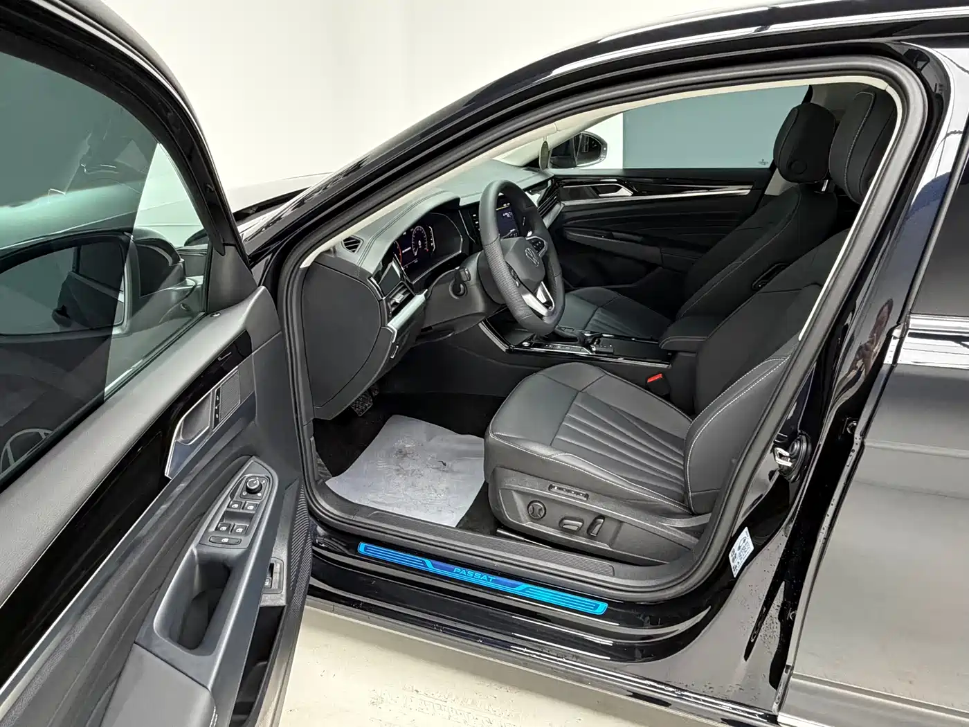 Volkswagen Passat 2025 Outstanding 330TSI Starlight Elite Edition фото 15