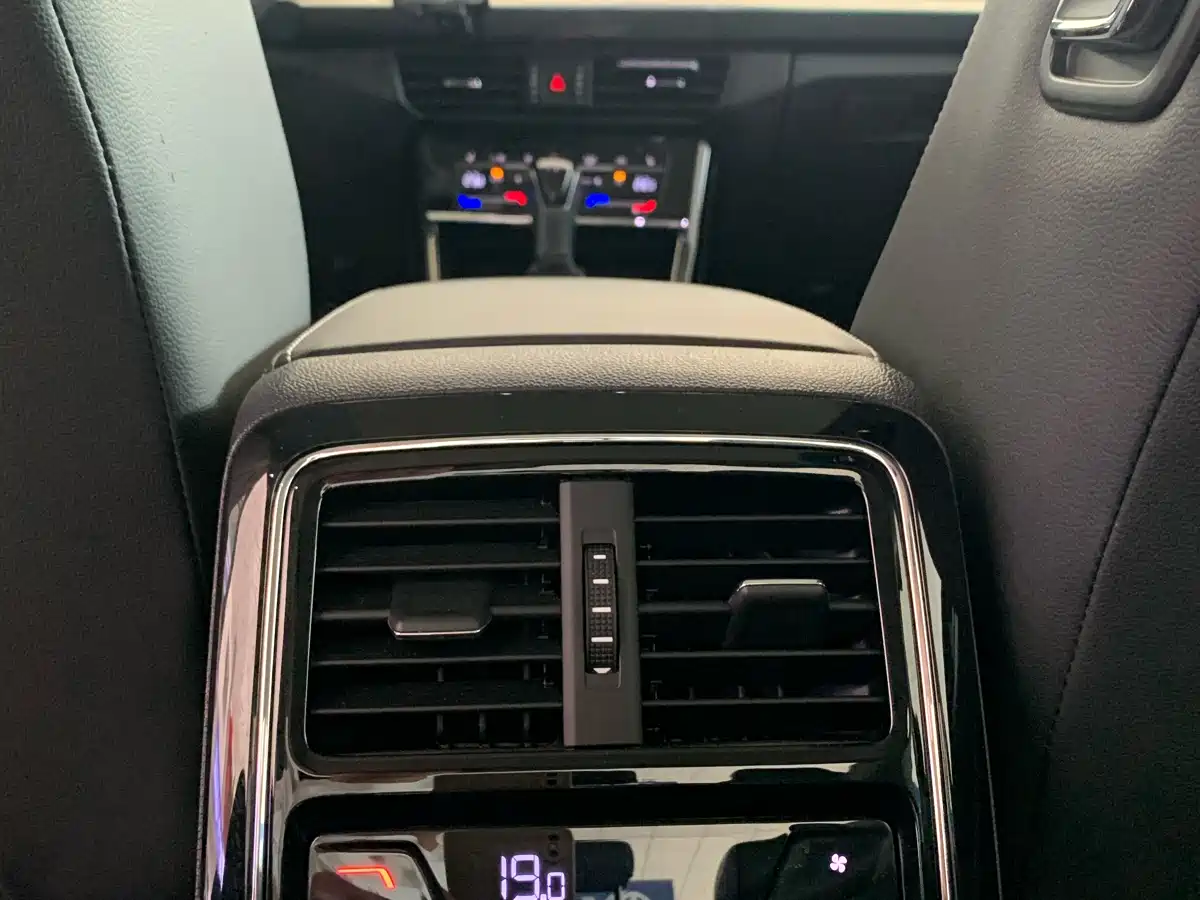 Volkswagen Passat 2023 330TSI Starlight Elite Edition фото 10