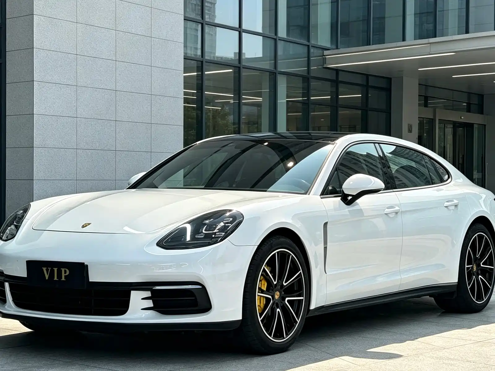 Фото 1 - Porsche Panamera
