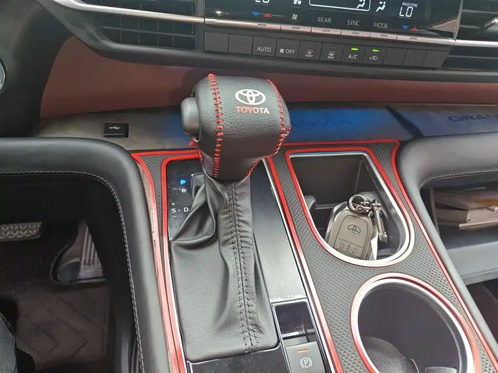 Toyota Granvia 2024 2.5L Hybrid Luxury фото 7
